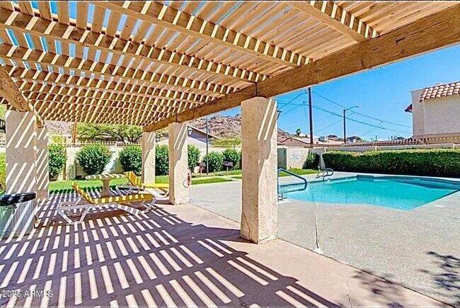 1231 E Lawrence Ln in Phoenix, AZ - Building Photo - Building Photo