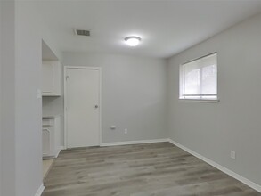 6422 French Chateau Dr in Houston, TX - Building Photo - Building Photo