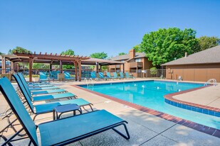 Countryside Village Apartments in Moore, OK - Building Photo