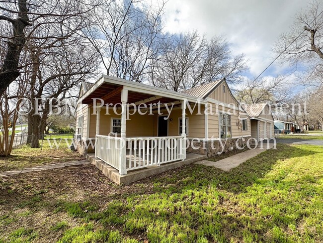 303 S 9th St in Midlothian, TX - Building Photo - Building Photo