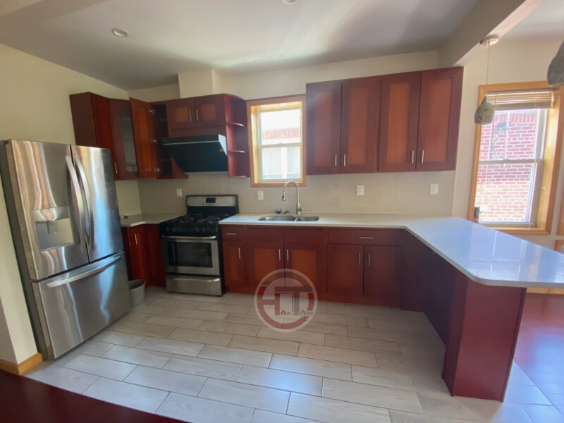 1942 Tomlinson Ave-Unit -1942 Tomlinson Ave 2 in Bronx, NY - Building Photo