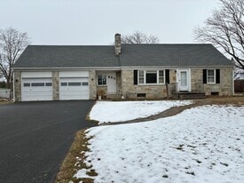 975 Westminster Ave in Hanover, PA - Building Photo