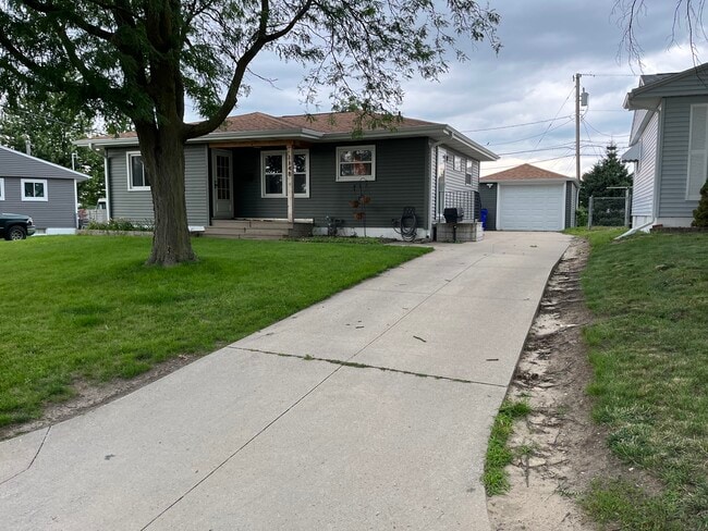 1148 Clifton St NE in Cedar Rapids, IA - Foto de edificio - Building Photo