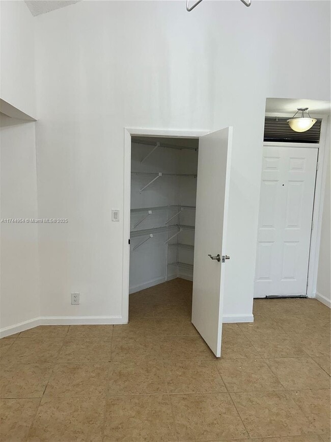 212 Lake Pointe Dr in Oakland Park, FL - Building Photo - Building Photo