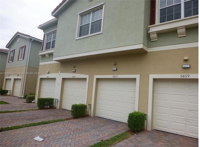 5867 Hampton Hills Blvd in Tamarac, FL - Foto de edificio - Building Photo