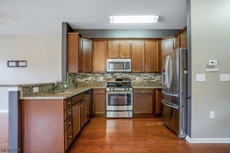 512 Waterview Ct in Hanover, NJ - Building Photo - Building Photo