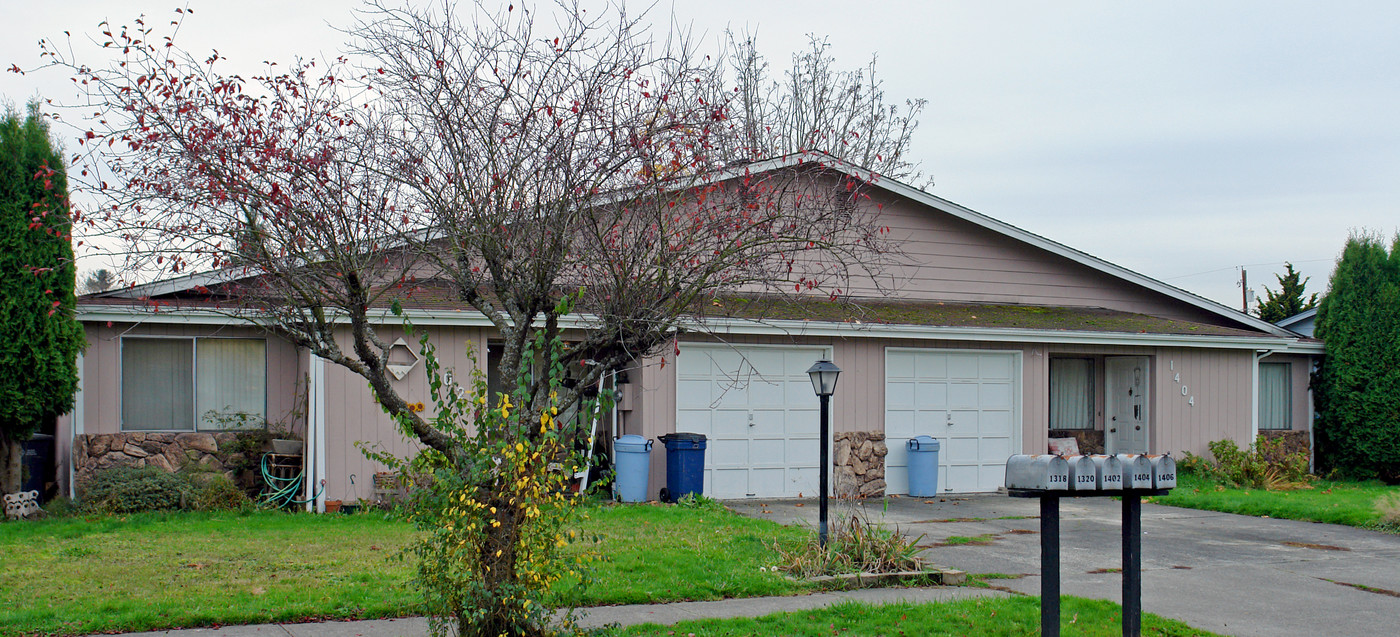 1402-1404 12th Ave NW in Puyallup, WA - Building Photo