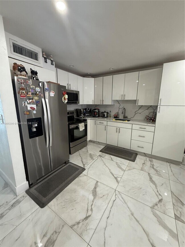1874 W 73rd Pl in Hialeah, FL - Building Photo - Building Photo