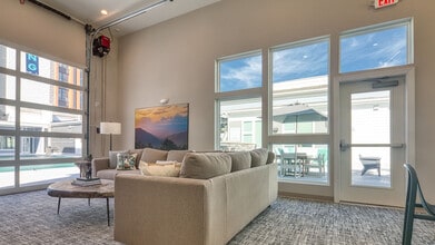 The View at Blue Ridge Commons in Roanoke, VA - Foto de edificio - Building Photo