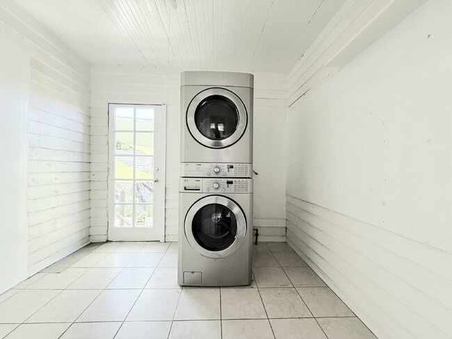 1661 W 36th Pl in Los Angeles, CA - Building Photo - Building Photo