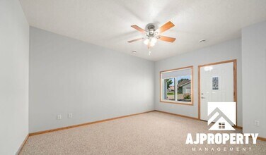 703 N Mundt Ave in Hartford, SD - Building Photo - Building Photo