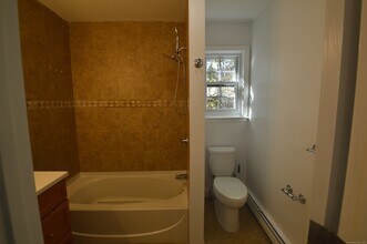 60 Homestead Ln in Brookfield, CT - Foto de edificio - Building Photo