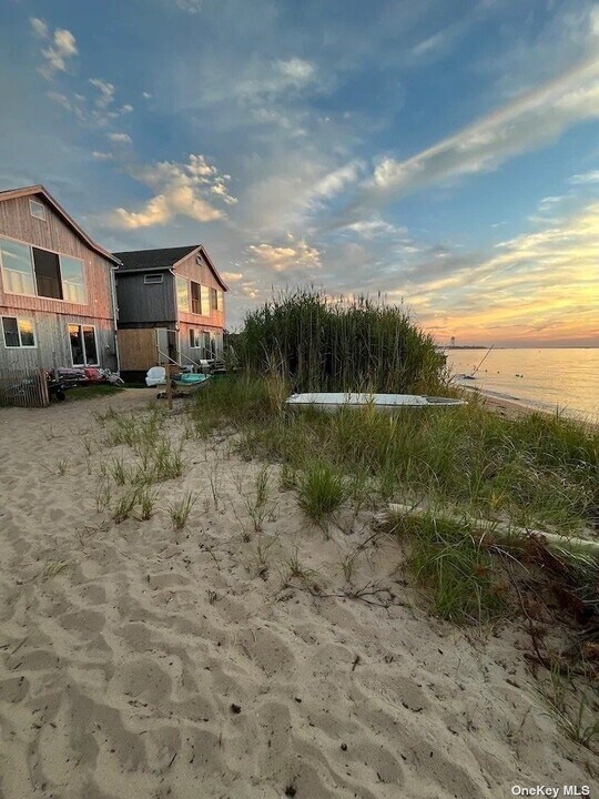 49 Bayview Ave in Ocean Beach, NY - Building Photo