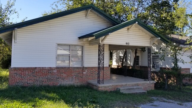 property at 913 N Highland Ave