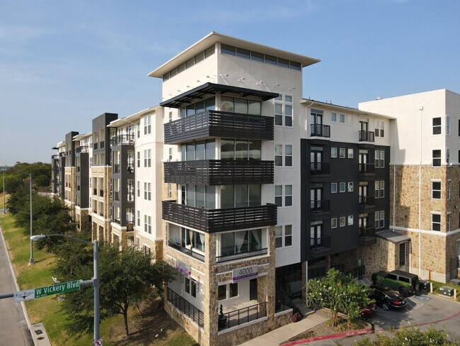 4000 Hulen Apartments in Fort Worth, TX - Foto de edificio - Building Photo