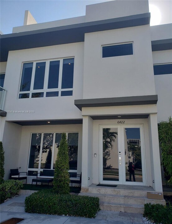 6422 NW 105th Pl in Doral, FL - Building Photo