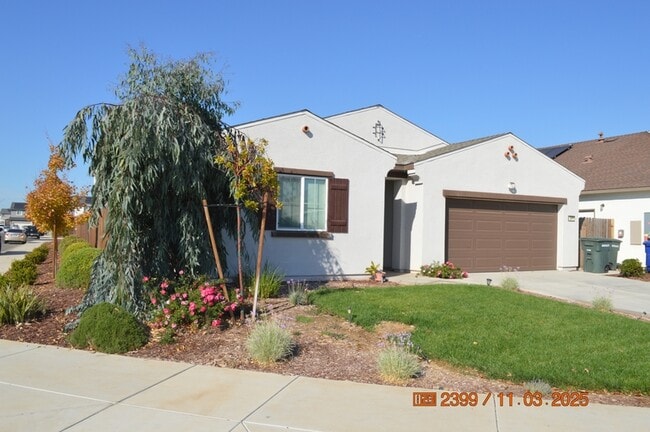 917 Somerset Way in Patterson, CA - Foto de edificio - Building Photo