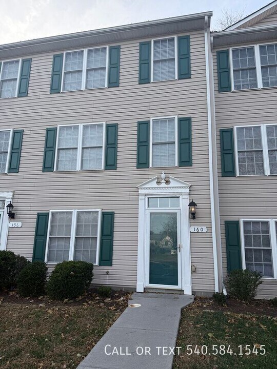 160 Gretchen Ct in Vinton, VA - Building Photo