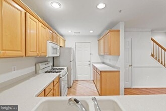 1925 Crescent Park Dr in Reston, VA - Building Photo - Building Photo