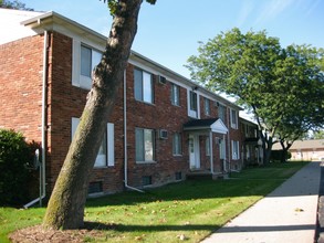 Kelly Square Apartments in Roseville, MI - Building Photo - Building Photo