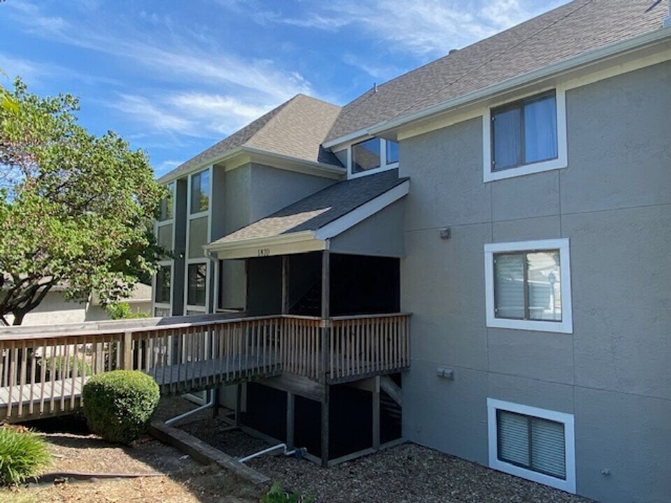 5870 Shawnee Mission Park in Shawnee, KS - Building Photo