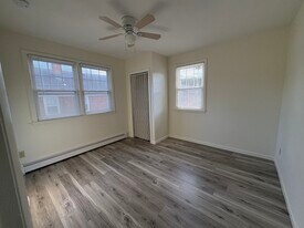 1170 Whitney Ave, Unit Unit 2R in Hamden, CT - Building Photo