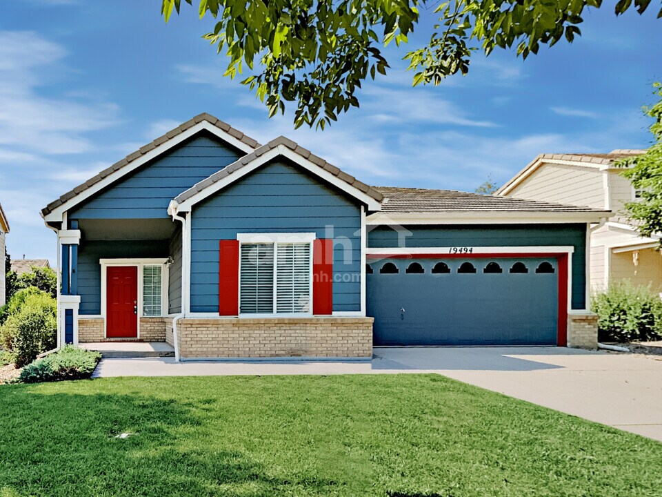 19494 E 58th Pl in Aurora, CO - Foto de edificio