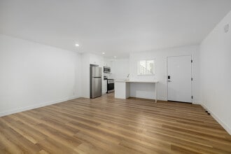 3630 Midvale Ave in Los Angeles, CA - Foto de edificio - Interior Photo