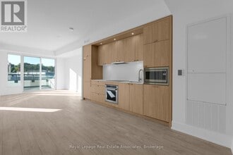 259 The Kingsway in Toronto, ON - Building Photo - Building Photo