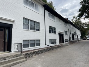 Grinstead Manor Apartments in Louisville, KY - Building Photo - Building Photo