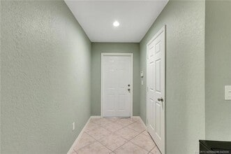 2778 SE Birmingham Dr in Stuart, FL - Foto de edificio - Building Photo