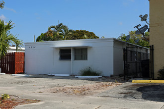 1234 17th Ave N in Lake Worth, FL - Building Photo - Building Photo