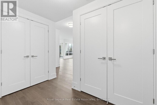 259 The Kingsway in Toronto, ON - Building Photo - Building Photo