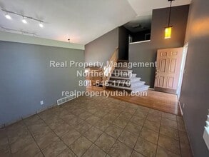 1472 N 350 E in Layton, UT - Foto de edificio - Building Photo