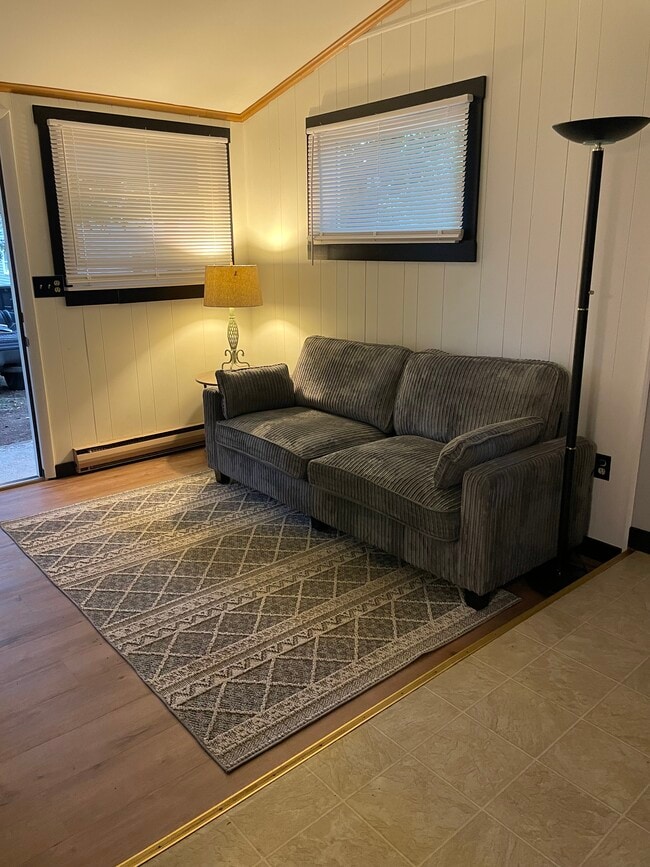 6 S 2nd St, Unit Apt 3 in Dillsburg, PA - Foto de edificio - Building Photo