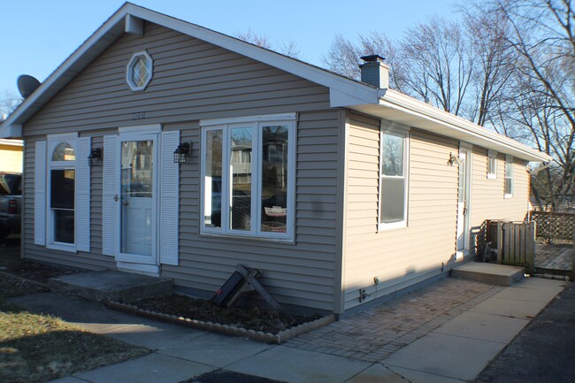 923 Ronald Terrace in Round Lake Beach, IL - Building Photo - Building Photo