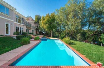 11221 Briarcliff Ln in Los Angeles, CA - Building Photo - Building Photo
