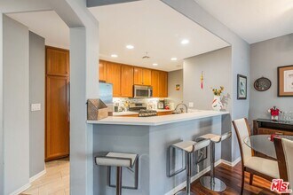 12963 W Runway Rd in Los Angeles, CA - Building Photo - Building Photo