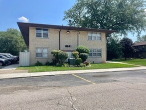 8841 Schneider Ave in Highland, IN - Foto de edificio - Building Photo