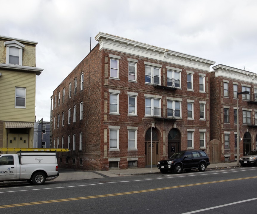 102 Chelsea St in East Boston, MA - Building Photo