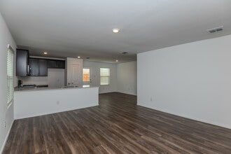 1215 Wildflower St in Ennis, TX - Building Photo - Building Photo