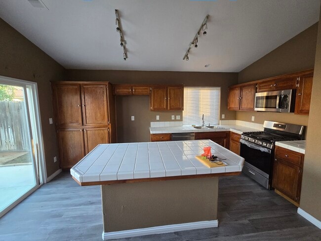 3804 Mariana Way in Bakersfield, CA - Foto de edificio - Building Photo