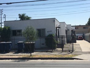 9206 S Hoover St in Los Angeles, CA - Building Photo - Building Photo