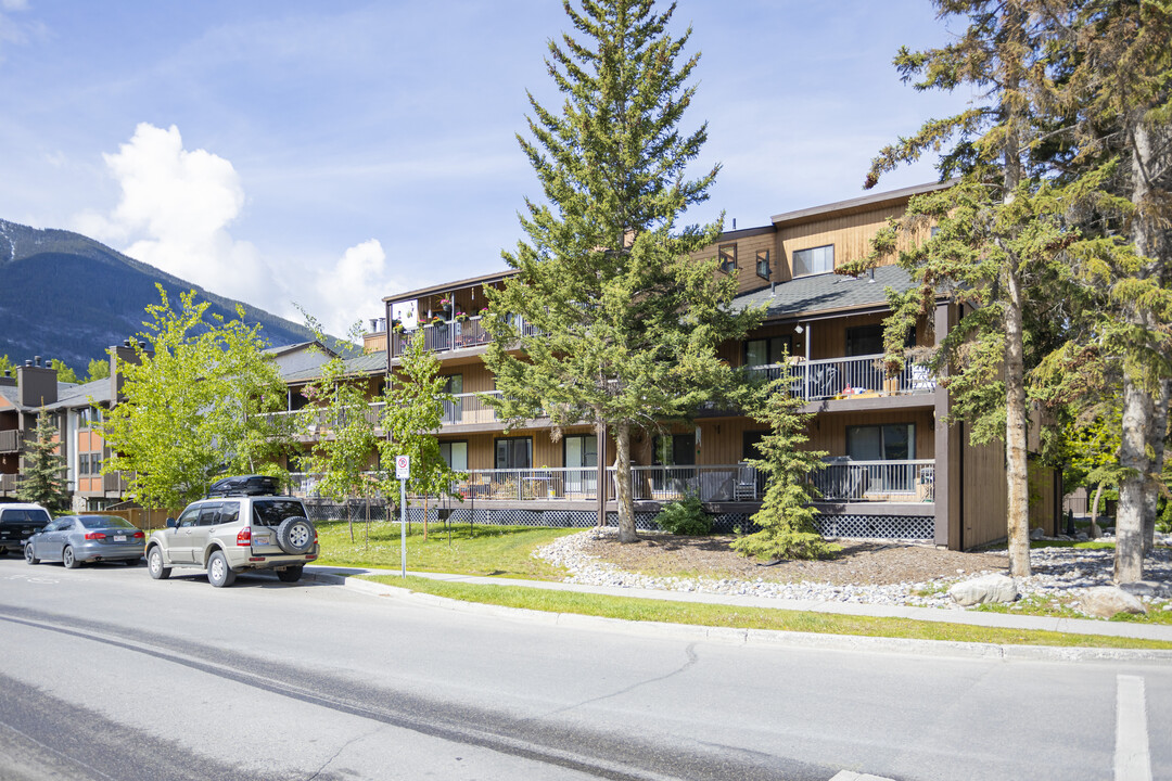 225 Muskrat St in Banff, AB - Building Photo