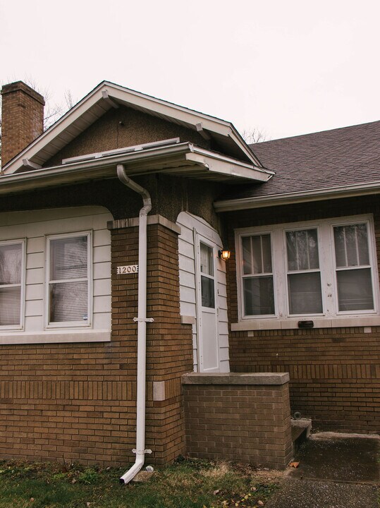1200 N Orange St in Peoria, IL - Building Photo