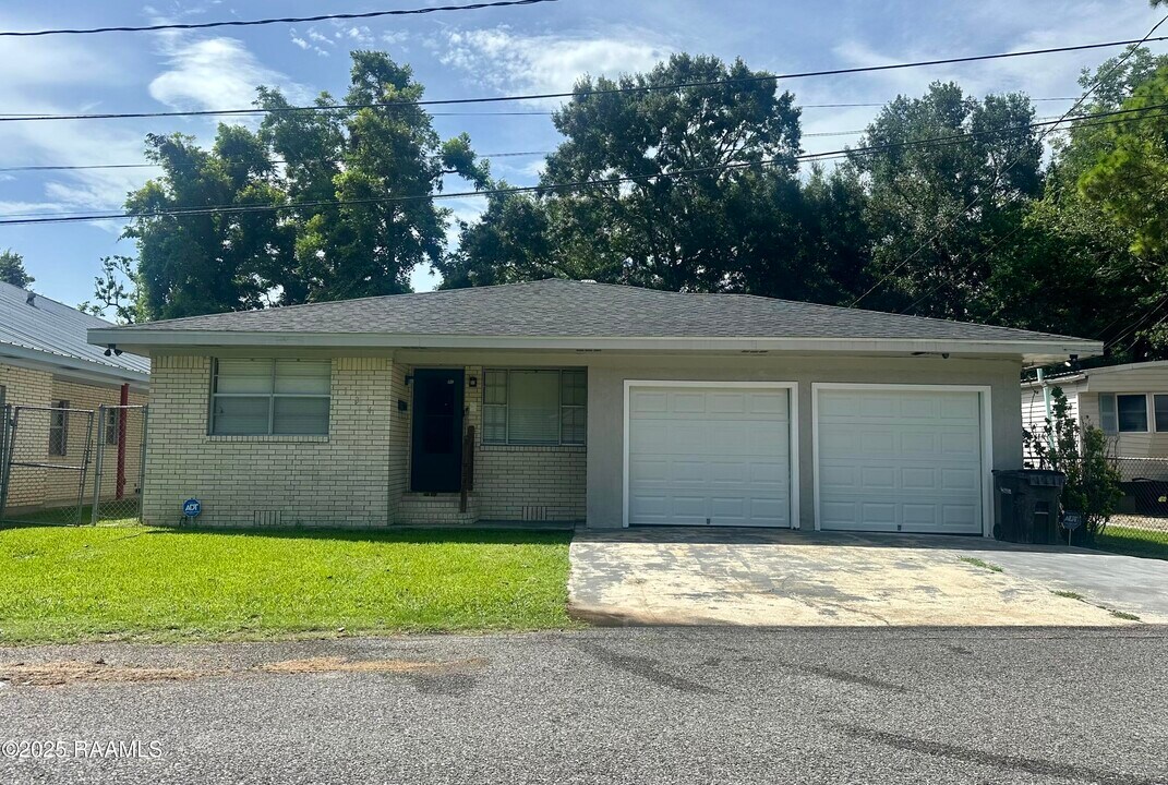 134 Barton Pl in Breaux Bridge, LA - Building Photo