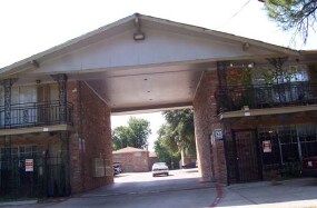 Chateau Bachman in Dallas, TX - Building Photo