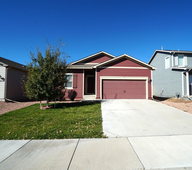 6214 Meadowbank Ln in Colorado Springs, CO - Building Photo