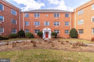 1708 W Abingdon Dr in Alexandria, VA - Building Photo - Building Photo