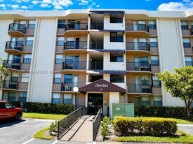 2701 Riverside Dr in Coral Springs, FL - Building Photo